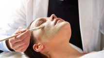 cosmetologist-putting-mask-on-female-face-with-8GWXHFP.jpg